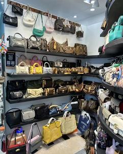 Lotes de Bolsos de Mujer Variados al por Mayor, Bolsos Elegantes con Diseños Aleatorios, Nuevos, Liquidación de Existencias de Ropa - Product Image 1