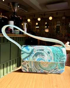 Sac à main rectangulaire brodé à la main avec motif bleu-vert, artisanat textile, tissu de base en coton - Product Image 5