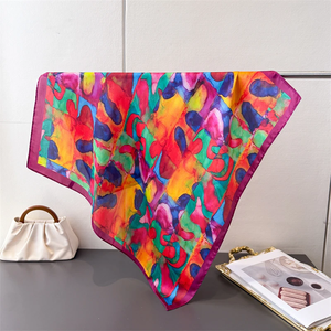 Foulard carré en soie imprimé de luxe pour femme, 70 cm, pour le cou, les cheveux, la plage, le hijab, le turban, le bandana, ou comme bandeau. - Product Image 4