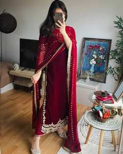 Ensemble Salwar Kameez de Luxe en Velours Viscose Bordeaux avec Broderie Zari Lourde et Dupatta à Paillettes – Tenue Ethnique Indienne et Pakistanaise pour Mariage et Fêtes - Product Image 3