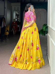 Lehenga très tendance en tissu georgette fleuri avec un imprimé élégant et une belle blouse brodée à la main - Product Image 2