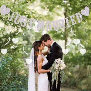 Juego de 13 Decoraciones para Boda que Incluye Guirnalda 'Recién Casados', 12 Serpentinas Colgantes con Forma de Corazón, Pancarta Espiral de Papel Metálico Blanco para Techo - Product Image 4