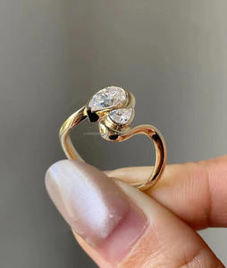 Anillo de Compromiso Toi Et Moi con Moissanita en Corte Pera, Plata 925 Chapada en Oro, Engaste de Puntas, Minimalista, Dos Piedras, Regalo de Boda - Product Image 5