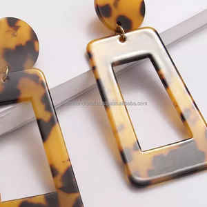 Lujosos pendientes hechos a mano de resina para mujer, colores personalizados, accesorios de moda altamente pulidos DE LA India - Product Image 4