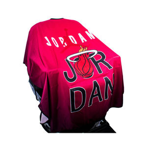 Capa de Peluquería con Estampado de Michael Jordan, Poliéster Resistente, para Uso en Salón y Barbería, Cierre Ajustable en el Cuello - Product Image 1