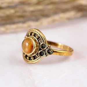 Bague ajustable en laiton œil de tigre style bohème chic avec sertissage clos, finition or antique, bijou ethnique tribal rond en pierre précieuse, cadeau - Product Image 3