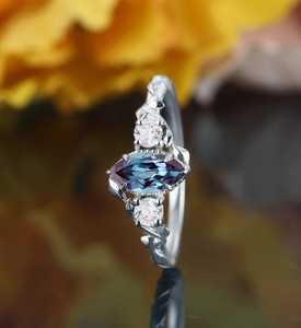 Bague de fiançailles et de mariage en or 14 carats et argent sterling 925 avec alexandrite taille marquise, pierre précieuse à changement de couleur, bijoux de mariée vintage - Product Image 4