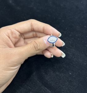 Bague de fiançailles classique en argent blanc vintage pour femme, sertie de diamants de laboratoire taille brillant et pierres latérales, cadeau de mariage - Product Image 1