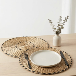 Sets de table ronds en paille avec accents noirs, faits à la main, décoration de table naturelle pour restaurants, fournisseur en gros, fabricant Vietnam - Product Image 3