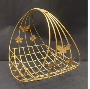 Cesta de alambre dorada con diseño de mariposa para regalo. Elegante decoración artesanal de metal. Disponible a precios de mayorista. - Product Image 1