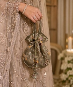 กระเป๋าปักลายดอกไม้ทรงกลม ALI FASHION ART ทำมือจากผ้าไหมสังเคราะห์ ประดับลูกปัด พร้อมเชือกผูก ใช้ตกแต่งบ้านหรือในงานแต่งงาน - Product Image 3