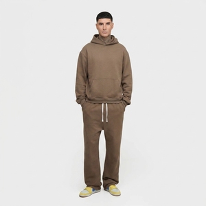 Survêtement marron à capuche pour homme, coupe ample en coton uni, avec poches latérales et cordon de serrage, idéal pour l'automne - Product Image 1