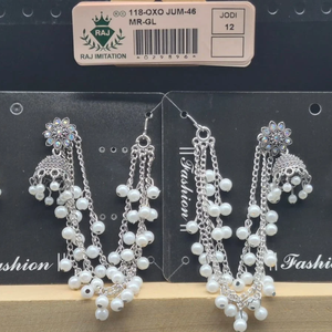 Boucles d'oreilles Jhumka Mandala Rondes Plaqué Argent avec Chaîne de Support Perle Blanche et Franges Ghungroo Argentées – Vente en Gros - Product Image 2
