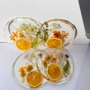 ชุดจานรองแก้วเรซิ่นรักษ์โลก วาดลายด้วยมือ ปรับแต่งได้ ชุด 4 ชิ้น ลายดอกไม้เคลือบอีพ็อกซี่ พร้อมดอกไม้แห้ง สำหรับตกแต่งโต๊ะ - Product Image 4