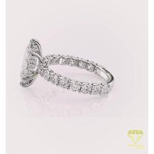 Bague de fiançailles minimaliste solitaire en or blanc avec diamant de laboratoire taille émeraude et bande pavée de diamants - Product Image 3