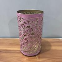 Porte-bougie cylindrique en fer rose au design artisanal avec motif de feuilles gravé pour la décoration de la maison
