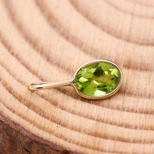 Pendentif pour femme fait main en pierre précieuse péridot de forme géométrique naturelle, serti clos en or plaqué 14 carats, pour la vente en gros - Product Image 3