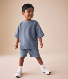 Conjunto de ropa infantil de verano, camiseta informal para niños con pantalones cortos a juego, conjunto de ropa para niños pequeños, camisetas y pantalones cortos personalizados para bebés. - Product Image 4