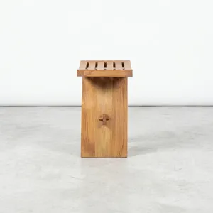 Tabouret d'extérieur minimaliste en bois massif avec assise à lattes, mobilier de jardin durable - Product Image 4