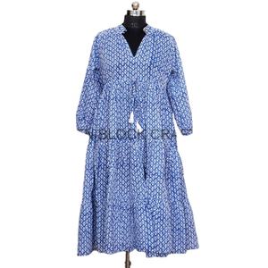 Robe d'été décontractée mi-longue moulante en coton indien écoresponsable faite à la main pour femme, avec dentelle et boutons décoratifs, imprimé au bloc - Product Image 1