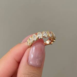 แหวนครึ่งวงกลมประดับเพชรทรงรี 15 เม็ด ผลิตในห้องปฏิบัติการ ดีไซน์ทันสมัยสำหรับผู้หญิง ฉลองครบรอบ วัสดุทองคำขาว 14 กะรัต - Product Image 2