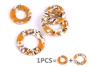 Boucles d'oreilles en résine artisanales avec un aspect transparent brillant, boucles d'oreilles modernes en résine avec des détails artistiques en spirale et des paillettes - Product Image 3
