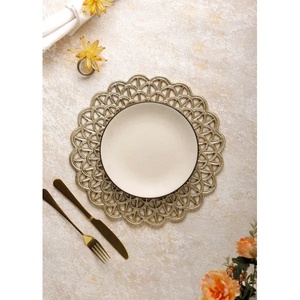 Assiette de présentation décorative en métal argenté de luxe, motif cœur de corail ajouré, pour la décoration de tables de mariage et d'événements - Product Image 4