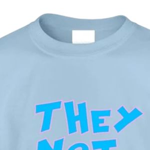 Camiseta Gráfica de Manga Corta Azul Claro para Adolescentes con Estampado de Letras Azules Audaces 'They Don't Like Us', Cuello Redondo, Informal, Juvenil, para Uso Diario - Product Image 2