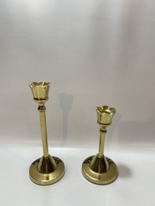 Juego de Portavelas Modernos de Aluminio en Dos Tonos, Negro y Dorado, 2 Portavelas Cónicos Tipo Tulipán, Elegantes Centros de Mesa Decorativos - Product Image 3