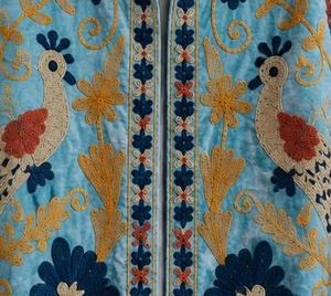 Elegante Chaqueta Suzani Azul Cielo de Terciopelo con Bordado Floral y Patrón de Aves, Manga Larga, Cuello Alto, Estilo Boho, Abrigo de Invierno para Mujer - Product Image 3
