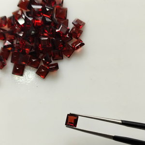 โกเมนสีแดงธรรมชาติ 3.5 มม. ทรงสี่เหลี่ยมเจียระไนแบบสเต็ปคัท คุณภาพดีที่สุด พลอยเม็ดเดี่ยวสำหรับทำเครื่องประดับ - Product Image 1