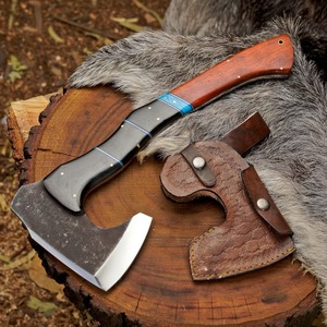 Hacha Artesanal para Exteriores con Mango de Turquesa y Resina |   Hacha Bushcraft de acero con alto contenido de carbono 1095 - Product Image 1