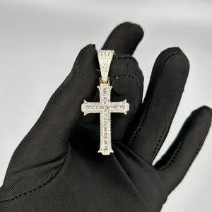 Colgante de Cruz Religiosa para Hombre, Oro Amarillo Sólido de 10K, Diamantes Redondos y en Corte Baguette, 1.75 Pulgadas, 1.48 CT, Joyería Hip-Hop - Product Image 5