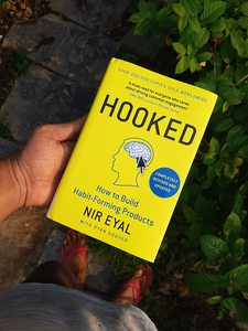 หนังสือเรื่อง "Hooked" โดย นีร์ เอยัล ฉบับปกอ่อน แนวโรแมนติกดาร์ก - Product Image 4