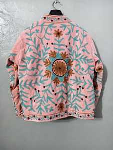 Veste Suzani en velours rose faite à la main, artisanat intemporel et couleurs éclatantes, style bohème, broderie florale, manteau tendance pour femme - Product Image 2