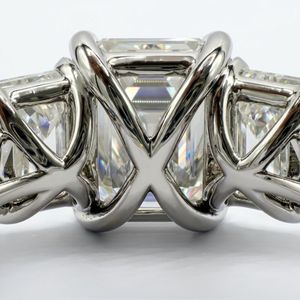 Anillo de Diamantes Cultivados en Laboratorio con Corte Esmeralda de 2.90CTW en Oro Blanco de 9K, Certificado IGI, Anillo de Compromiso de Tres Piedras - Product Image 4