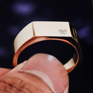 Anillo Geométrico Plateado en Oro Rosa con Moissanita Tallada en Corazón y Engaste de Bisel, Minimalista, Unisex, para Uso Diario - Product Image 5