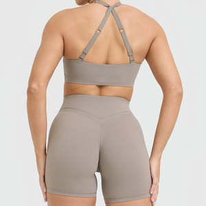 Conjunto Deportivo de Top Halter Color Taupe y Pantalones Cortos de Cintura Alta para Mujer, Ropa Deportiva sin Costuras para Yoga y Gimnasio - Product Image 4