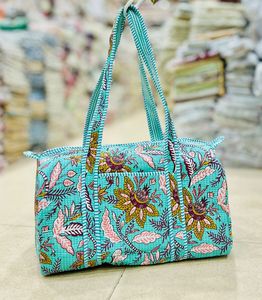 Sac à bandoulière matelassé en coton à motif floral, sac fourre-tout léger avec fermeture éclair pour les voyages, le shopping et l'usage quotidien - Product Image 1