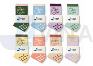 Chaussettes de Pilates personnalisées « Cute Matcha Addict », chaussettes de yoga en coton à rayures avec grip bidirectionnel, chaussettes antidérapantes d'intérieur avec logo personnalisé - Product Image 5