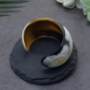 Brazaletes Hechos a Mano con Cuerno de Búfalo - Pulsera de Moda de Cuerno Natural - Fabricante Mayorista Internacional Personalizado de Uttar Pradesh - Product Image 2