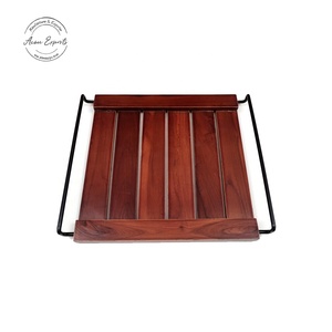 "Elegante bandeja de madera para servir con asas de metal negro, duradera y elegante para comedor o uso decorativo" - Product Image 1