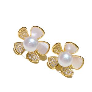 Boucles d'oreilles fleuries polyvalentes haut de gamme avec incrustation de nacre, boucles d'oreilles en or 14 carats, camélia, boucles d'oreilles en perles d'eau douce de Zhuji incrustées - Product Image 5