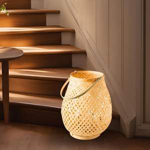 Lámpara de Mesa de Ratán Natural Diseñada con Estructura de Pantalla Tejida a Mano que Proporciona una Iluminación Ambiental Cálida y Relajante - Product Image 2