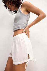 Shorts décontractés blancs en coton vintage respirant pour femme, taille mi-haute élastique, coupe ample unie avec détails de rubans et cordon de serrage - Product Image 5