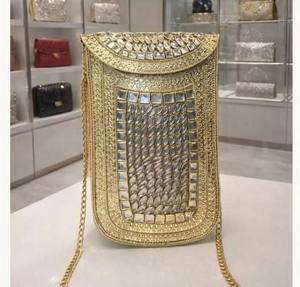 Bolso de mano bordado chapado en oro con cuentas verdes y piedras Kundan, diseño de imitación antiguo, regalos étnicos para bodas y fiestas (Uttar Pradesh) - Product Image 1