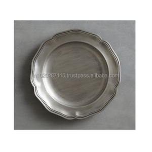 Assiette de présentation en métal, idéale pour une mise en scène de table élégante, rendant chaque dîner de fête visuellement impressionnant. - Product Image 3