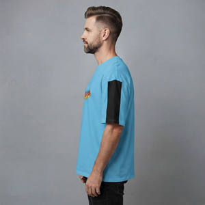 เสื้อยืดแขนสั้นสีน้ำเงินสำหรับผู้ชาย แต่งขอบสีดำ พิมพ์ลายโลโก้รูปเปลวไฟด้านหน้า ทรงโอ-เนค ผ้าเจอร์ซีย์ 100% คอตตอน - Product Image 3