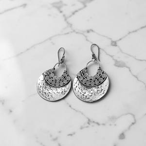 ต่างหูเงินแท้ 925 รุ่น Silver Mountain SKU7674 รูปทรงครึ่งวงกลมแบบตอกลายเกลียว  สำหรับผู้หญิง สไตล์โบโฮ/ชนเผ่า  พร้อมตราประทับ เหมาะสำหรับเป็นของขวัญ - Product Image 5