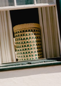 Panier long bicolore en fibres naturelles, fait main, pour rangement, vente en gros, écologique, fabriqué au Vietnam - Product Image 6